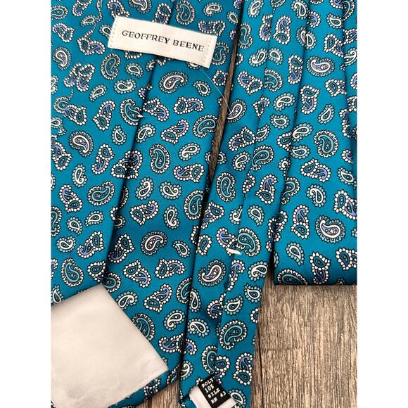 Geoffrey Beene Men's Green Paisley Print 100% Silk Neck Tie & Handkerchief - Picture 3 of 4
